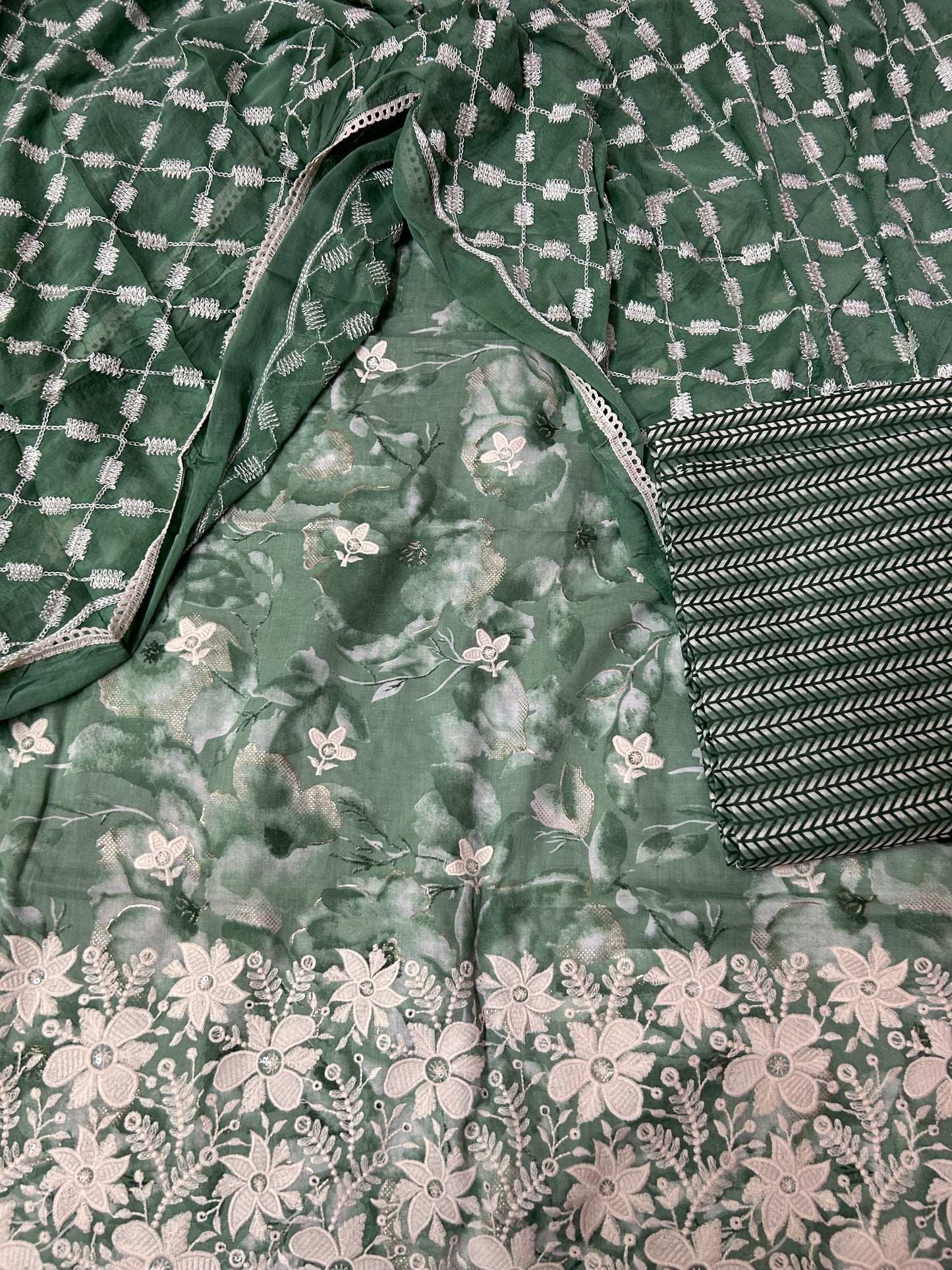 GREEN COTTON SUIT WITH EMBROIDERY THREAD